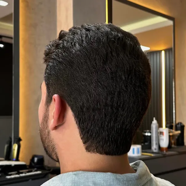 Corte visto de costas no espelho