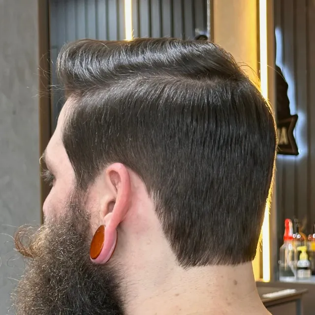 Corte clássico visto de costas